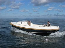 Inboard center console boat 650 6-person max.with cabintwin-berth