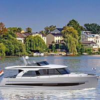 Inboard express cruiser 43 TRAVELLERflybridgewith cabintwin-berth