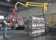 Foundry manipulator pneumaticwith gripping toolhandling