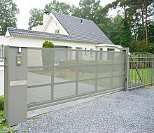Sliding gate MODERNgalvanised steellouveredwith bars