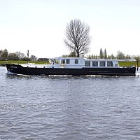 Inboard express cruiser wheelhousecanal
