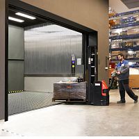 Hydraulic freight elevator for heavy loadsindustrial