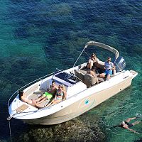 Outboard center console boat 750 12-person max.with cabinsundeck