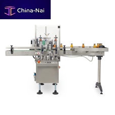 Automatic labeling machine for bottlesfor the food industryfor self-adhesive labels