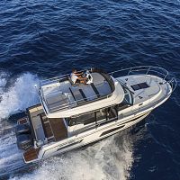 Outboard express cruiser MERRY 1095 FLYtwin-engineflybridgecruising