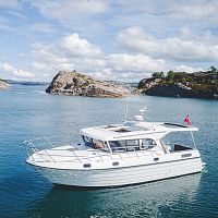 Inboard express cruiser 1030dieselsemi-displacement hullhard-top