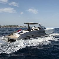 Inboard center console boat dieseltwin-enginestepped hull