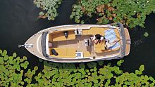 Inboard center console boat Intender 850traditionalsundeckteak deck