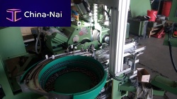 Centerless grinding machine feeder vibrating