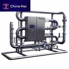 Carbonated beverage production carbonator