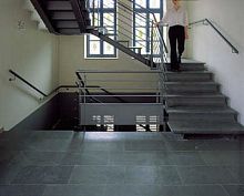 Half-turn staircase MONTAUKconcrete stepmetal framecontemporary
