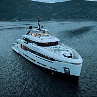 Super-yacht with swimming pool LEEcruisinghard-topflybridge