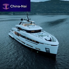 Super-yacht with swimming pool LEEcruisinghard-topflybridge