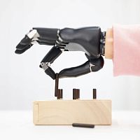 Myo-electric hand prosthesis multi-articulatedadult