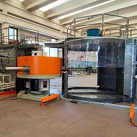 Carousel type roto-molding machine for elastomersfixed armhigh-efficiency
