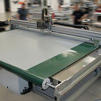 CNC cutting plotter SM-325-TAwith conveyor
