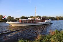 Cruising motor yacht classicwheelhousehybrid